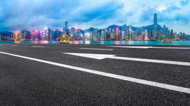 Şehrin panoramik manzarası, boş yolu