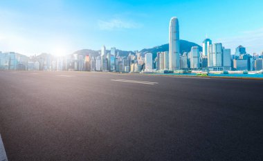 Hong Kon 'da modern şehir mimarisinin yol ve ufuk çizgisi