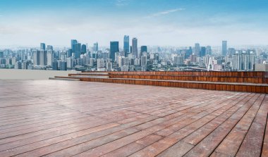 Boş kare döşemeleri olan kentsel gökdelenler