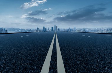 Panoramik şehir manzaralı boş yol