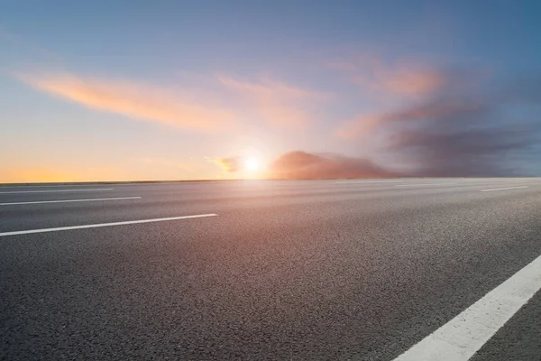 Sky Highway Asphalt Road Und Wunderschöne Landschaft Bei Sonnenuntergang — Stockfoto