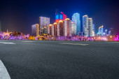 Highway Road a panorama moderní městské architektury v Qingdao