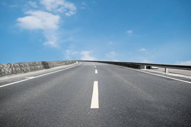 Sky Highway Asfalt Yolu ve güzel gökyüzü günbatımı manzarası