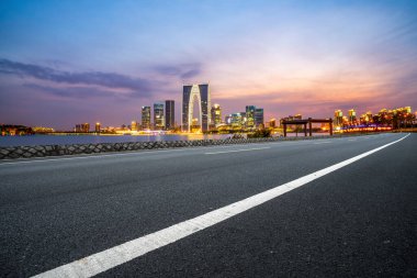 Yol Zemini ve Kentsel Skyline Mimarisi