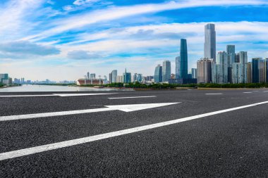 Yol kaldırımı ve Guangzhou şehir binaları ufuk çizgisi