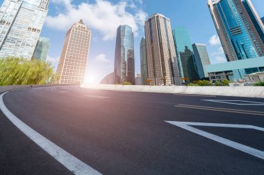 Shangha 'daki Modern Şehir Binalarının Otoyol ve Skyline' ı