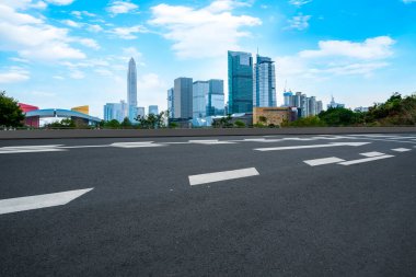 Şehir mimarisinin yol ve ufuk çizgisi