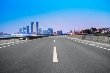 Çin 'deki modern ticari binalar boyunca boş asfalt yol. 