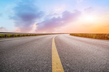 Yol yüzeyi ve gökyüzü kara bulutu