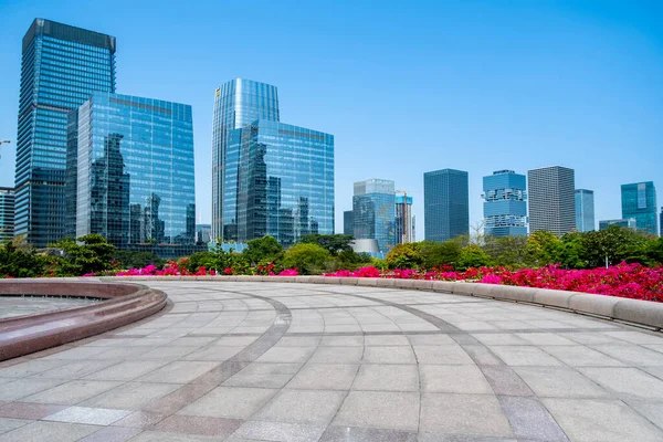 Städtische Wolkenkratzer Mit Leeren Quadratischen Bodenfliesen — Stockfoto