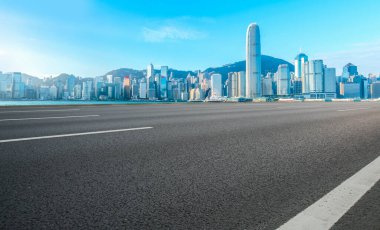 Hong Kon 'da modern şehir mimarisinin yol ve ufuk çizgisi
