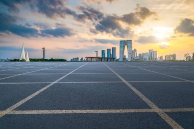 Yol Zemini ve Kentsel Skyline Mimarisi