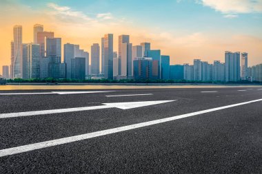 Hangzhou mimarisinin şehir yolu asfalt kaldırımı ve ufuk çizgisi