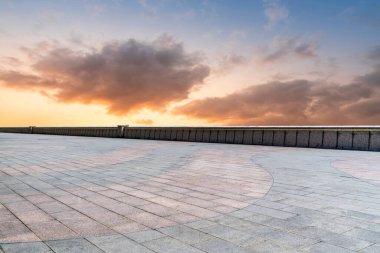 Boş Plaza Tuğlaları ve Gökyüzü Landscap