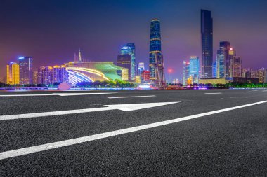 Yol kaldırımı ve Guangzhou şehir binaları ufuk çizgisi