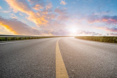 Asfalt yol ve gökyüzü