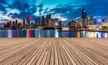 Şehir gökdelenleri ve kare zemin