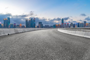 Çin 'deki modern ticari binalar boyunca boş asfalt yol. 
