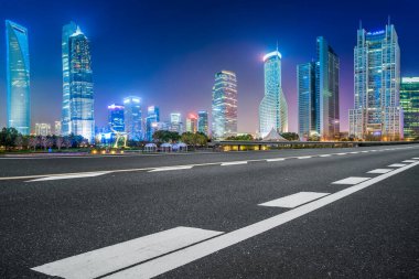 Çin 'deki modern ticari binalar boyunca boş asfalt yol 