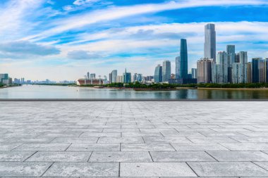 Boş kare döşemeleri olan kentsel gökdelenler