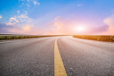 Yol yüzeyi ve gökyüzü kara bulutu