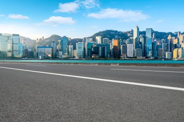 Hava yolu asfalt yolu ve ticari yapının ofis binası