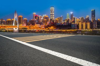 Yol kaldırımı ve Chongqing kentsel mimarisi ufuk çizgisi