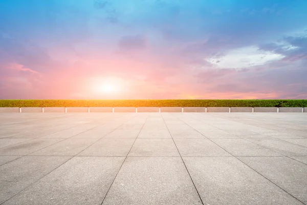 Leere Plaza Fußbodenziegel Und Schöne Naturlandschaft — Stockfoto