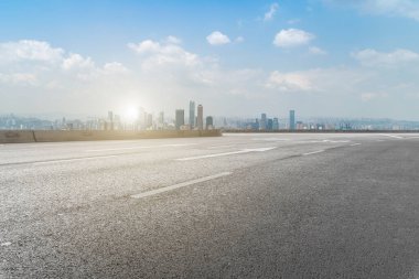 Yol kaldırımı ve Chongqing kentsel mimarisi ufuk çizgisi