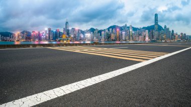 Şehrin panoramik manzarası, boş yolu