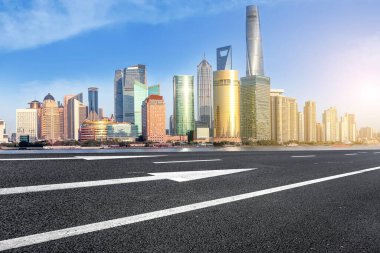 Çin 'deki modern ticari binalar boyunca boş asfalt yol 
