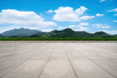 Boş Plaza Tuğlaları ve Güzel Doğal Manzara