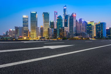 Boş asfalt yol modern ticari bina boyunca inşa edilmiştir.