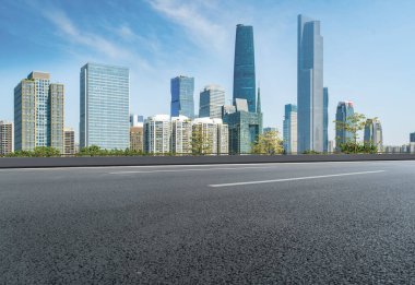 Boş asfalt yol modern ticari bina boyunca inşa edilmiştir.