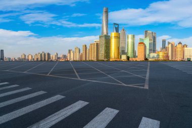 Çin 'deki modern ticari binalar boyunca boş asfalt yol 