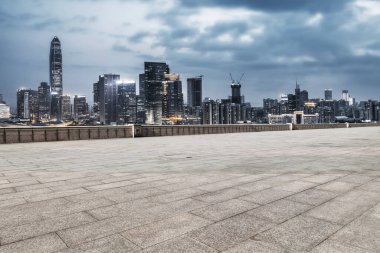 Mimari Plaza ve zemin döşemeleri olan kentsel gökdelenler.