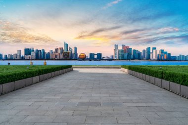 Boş kare döşemeleri olan kentsel gökdelenler