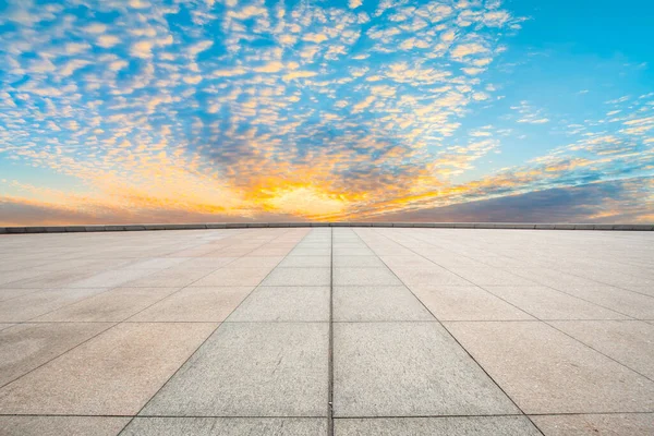Leere Quadratische Kacheln Und Schöne Himmelslandschaft — Stockfoto