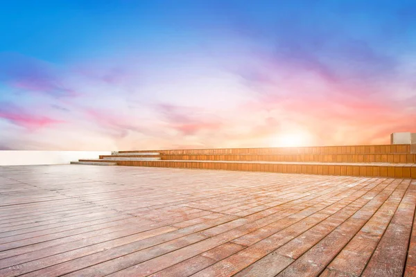 Tomma Fyrkantiga Kakel Och Vacker Himmel Landskap — Stockfoto