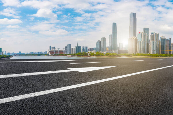 Дорожный тротуар и городские здания Гуанчжоу