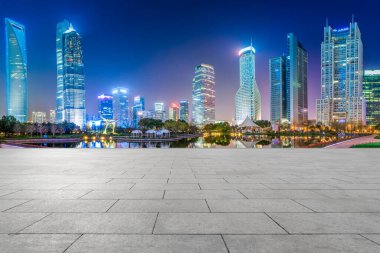 Mavi gökyüzü, boş mermer zemin ve Şangay şehir kemerinin ufuk çizgisi.