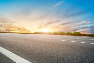 Sky Highway Asfalt Yolu ve güzel gökyüzü günbatımı manzarası