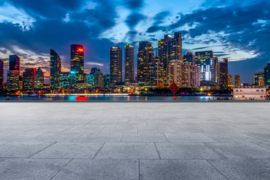 Şehir gökdelenleri ve kare zemin