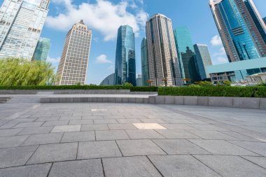 Boş kare kiremitler ve modern şehir binalarının ufuk çizgisi.