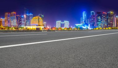 Hangzhou mimarisinin şehir yolu asfalt kaldırımı ve ufuk çizgisi