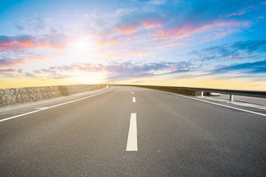 Boş otoyol asfaltı kaldırımı ve gökyüzü bulutu manzarası