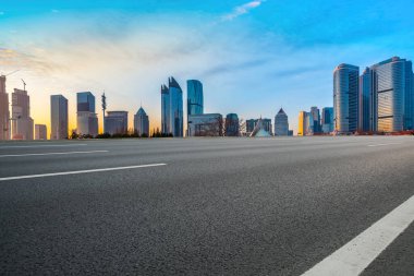 Qingdao 'daki Otoyol ve Çağdaş Şehir Mimarisinin Skyline' ı