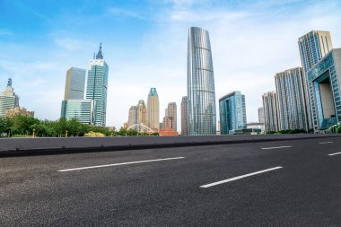 Boş asfalt yol modern ticari bina boyunca inşa edilmiştir.