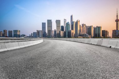 Boş asfalt yol modern ticari bina boyunca inşa edilmiştir.