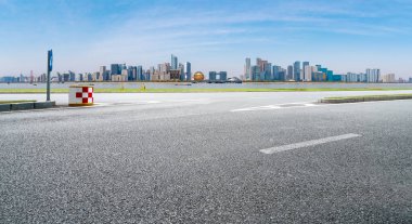 Şehir mimarisinin yol ve ufuk çizgisi